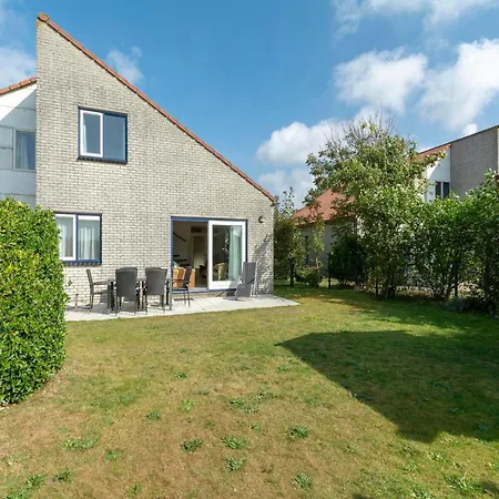 Villa Elegant Beachside With Garden