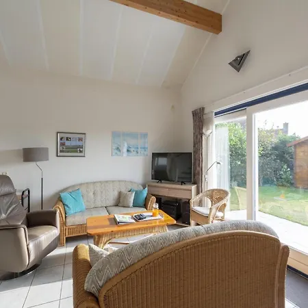 Vila In Near Sandy