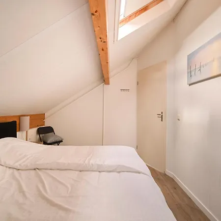 Vila In Near Sandy